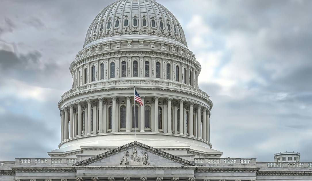 Imagen de la noticia: La Cámara aprueba programa de espionaje en un segundo intento, el destino del Senado es turbio (The Record Cybersecurity)