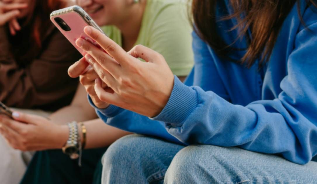 Imagen de la noticia: La mayoría de los jóvenes australianos todavía utilizan las redes sociales a pesar de la prohibición, encuentran investigadores (The Record Cybersecurity)