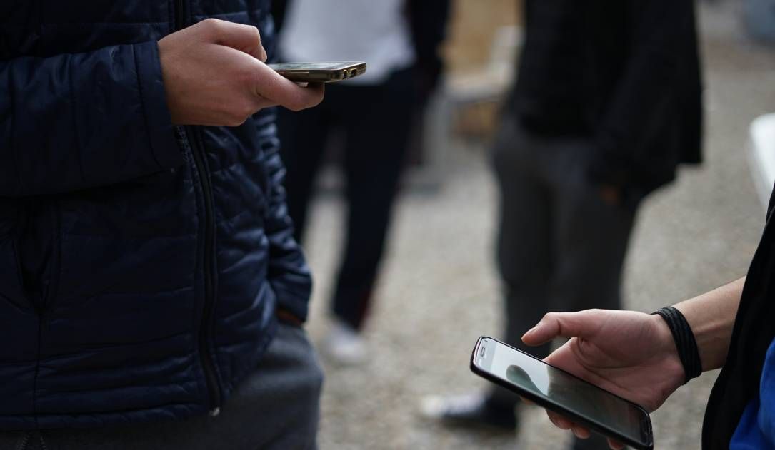 Cover image for UK pilot program to test social media restrictions on families before government decides on ban