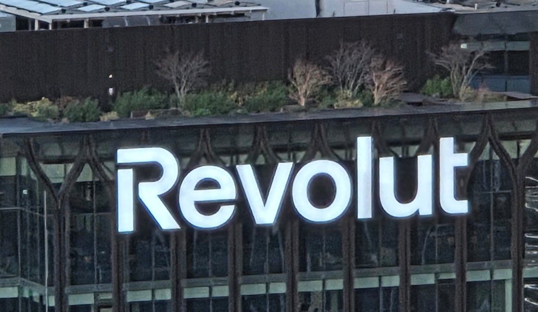 Imagen de la noticia: Revolut handed customer data to fraudsters using government email account (The Record Cybersecurity)