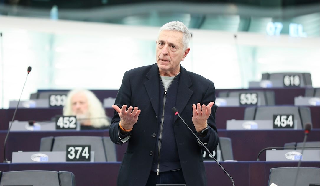 Imagen de la noticia: Se encontró software espía en el teléfono de un miembro del Parlamento Europeo que lo investigaba (The Record Cybersecurity)