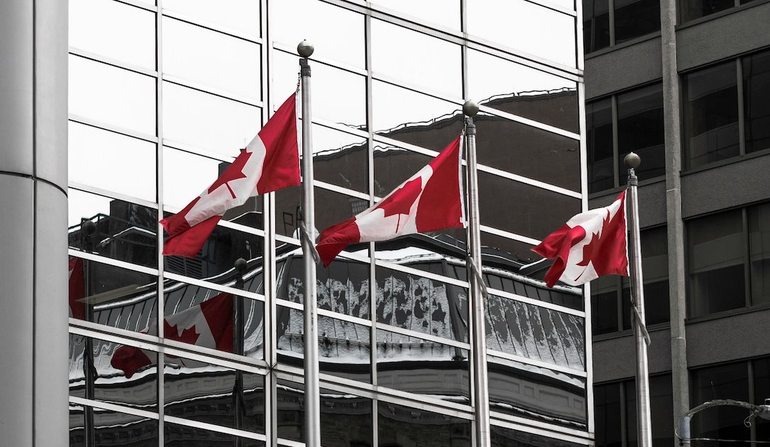 Imagen de la noticia: Agencia de espionaje canadiense informa piratería de tres grupos criminales en 2025 (The Record Cybersecurity)