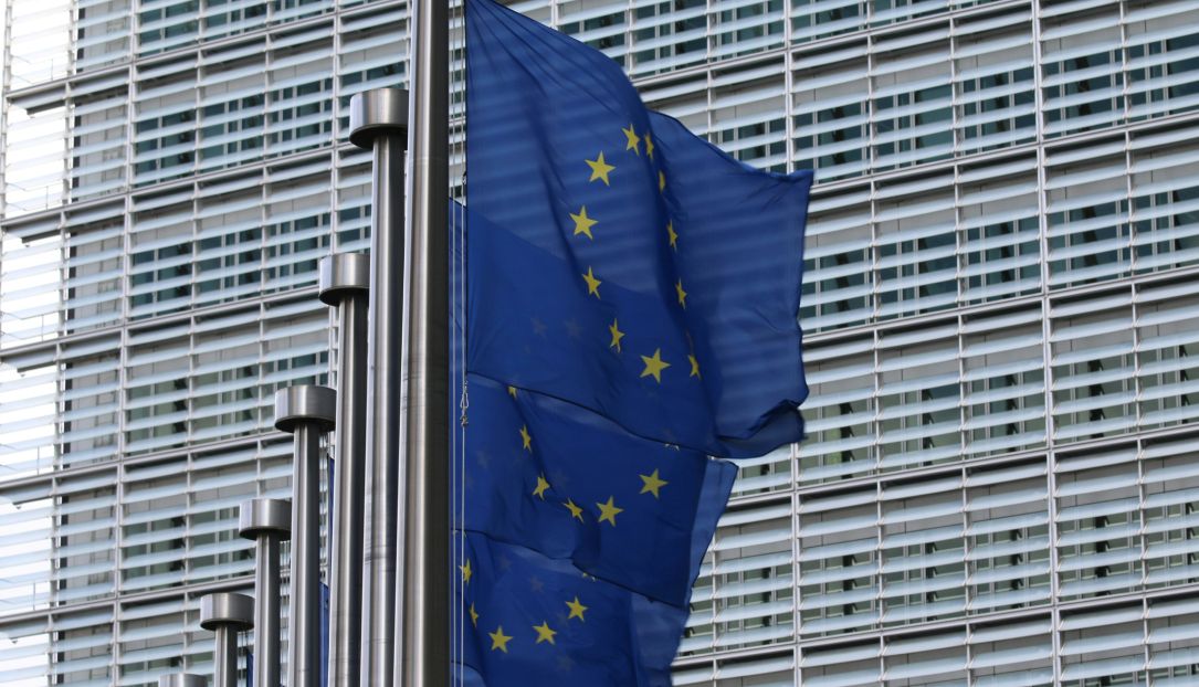 Imagen de la noticia: La UE presenta un plan cibernético para reducir la dependencia de sistemas de inteligencia artificial extranjeros (The Record Cybersecurity)