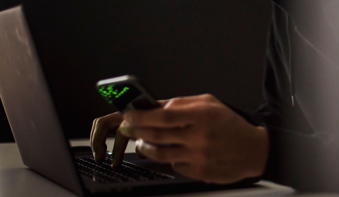 Imagen de la noticia: FBI: piratas informáticos utilizan la ingeniería social para violar cuentas y robar contenido explícito (The Record Cybersecurity)