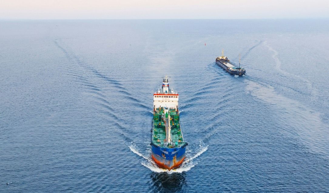 Imagen de la noticia: Finlandia presenta cargos contra oficiales de buques de carga por cortar cables submarinos (The Record Cybersecurity)