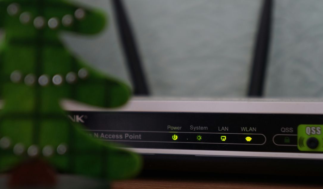 Imagen de la noticia: El Reino Unido expone que una unidad cibernética rusa piratea enrutadores domésticos para secuestrar el tráfico de Internet (The Record Cybersecurity)