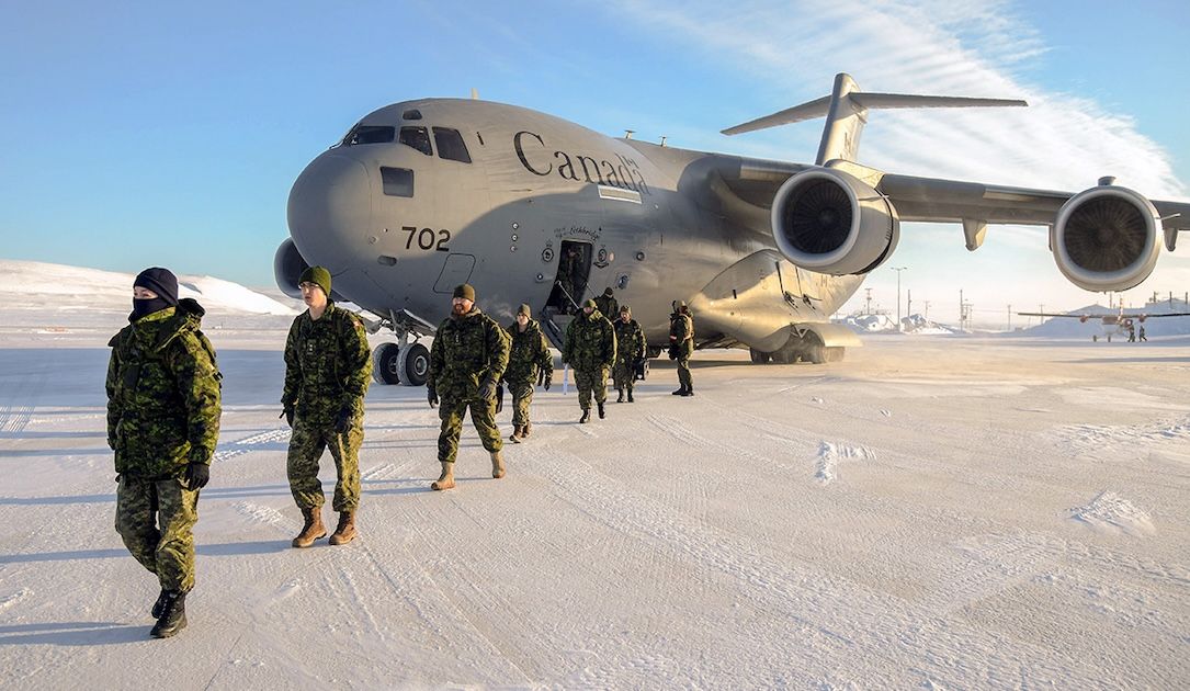 Canadian military personnel disembark at Resolute Bay airport Nunavut on March 2, 2018. Photo: Petty Officer Second Class Belinda Groves / Department of National Defence