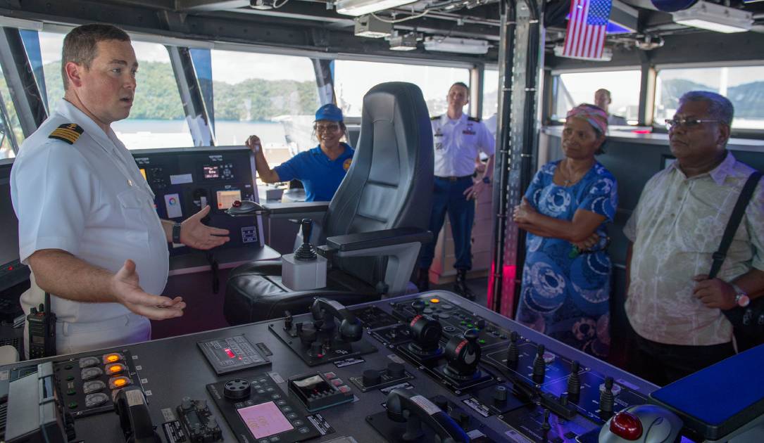 <i>U.S. Capt. Charles Black explains his ship’s maneuvering capabilities to Palau government officials during a ship tour in April 2018. Credit: U.S. Pacific Fleet</i>“><figcaption class=