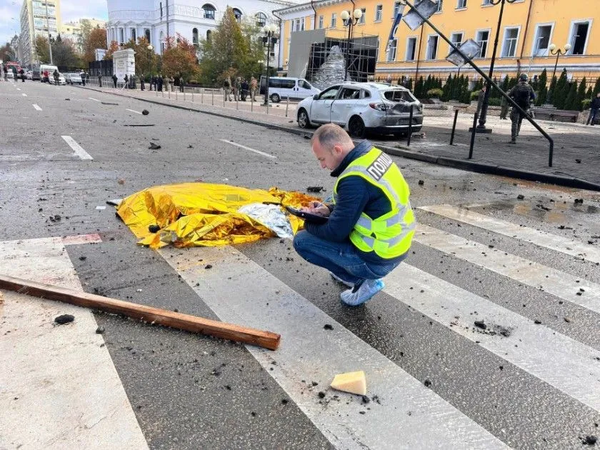 Kyiv after Russian shelling||An airstrike in Kyiv on October 10, 2022.