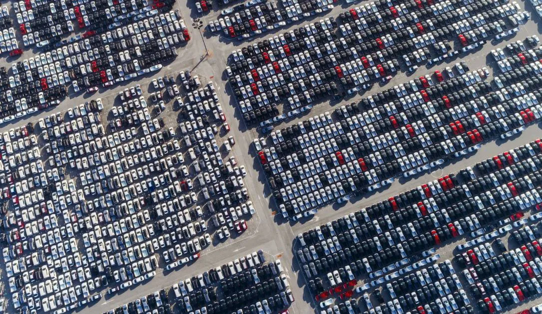 A parking lot full of cars