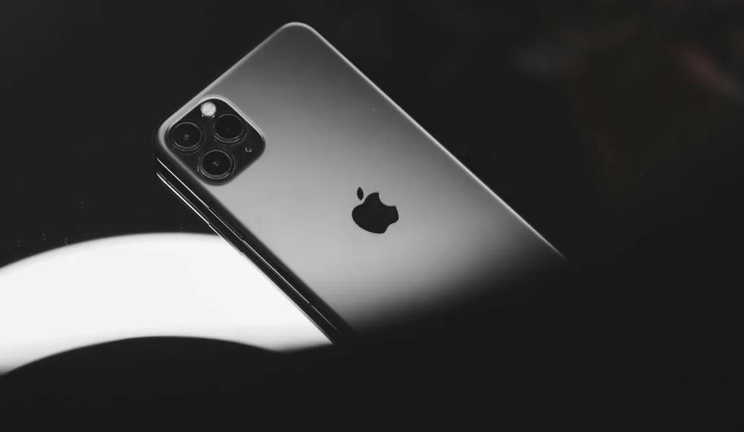 Apple、スパイウェアをターゲットにした可能性があると 100 か国の被害者に通知 from threcord.media(tech)