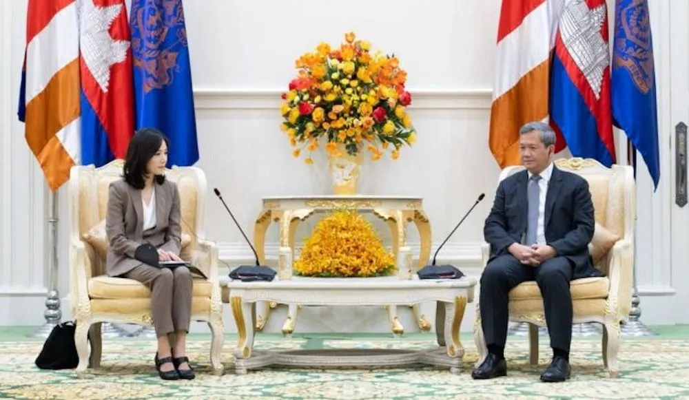 Cambodian prime minister meets with South Korean diplomat