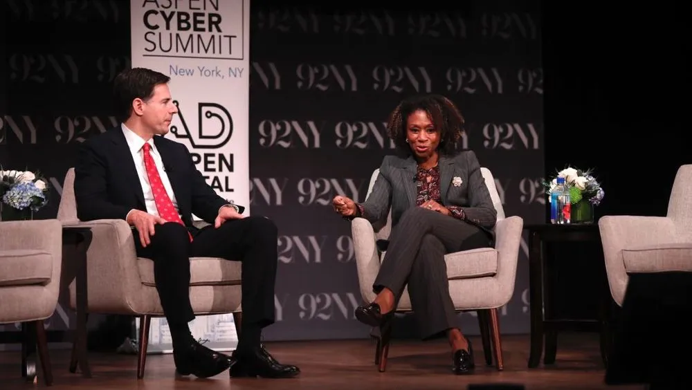 KEMBA WALDEN (RIGHT) SPEAKS AT THE ASPEN CYBER SUMMIT IN NOVEMBER 2022. Image: Ryan Rose