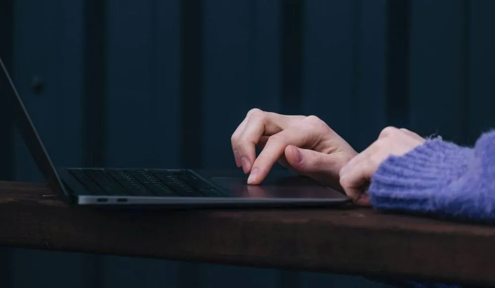 Laptop hand