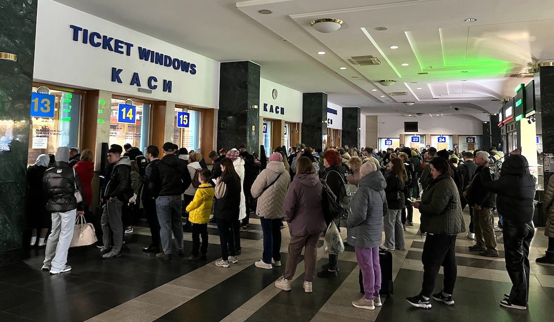 Passengers line up for tickets at Kyiv's central rail station on March 24, 2025. Image: Daryna Antoniuk / Recorded Future News