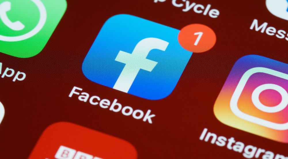 Facebook flanked by other Meta apps